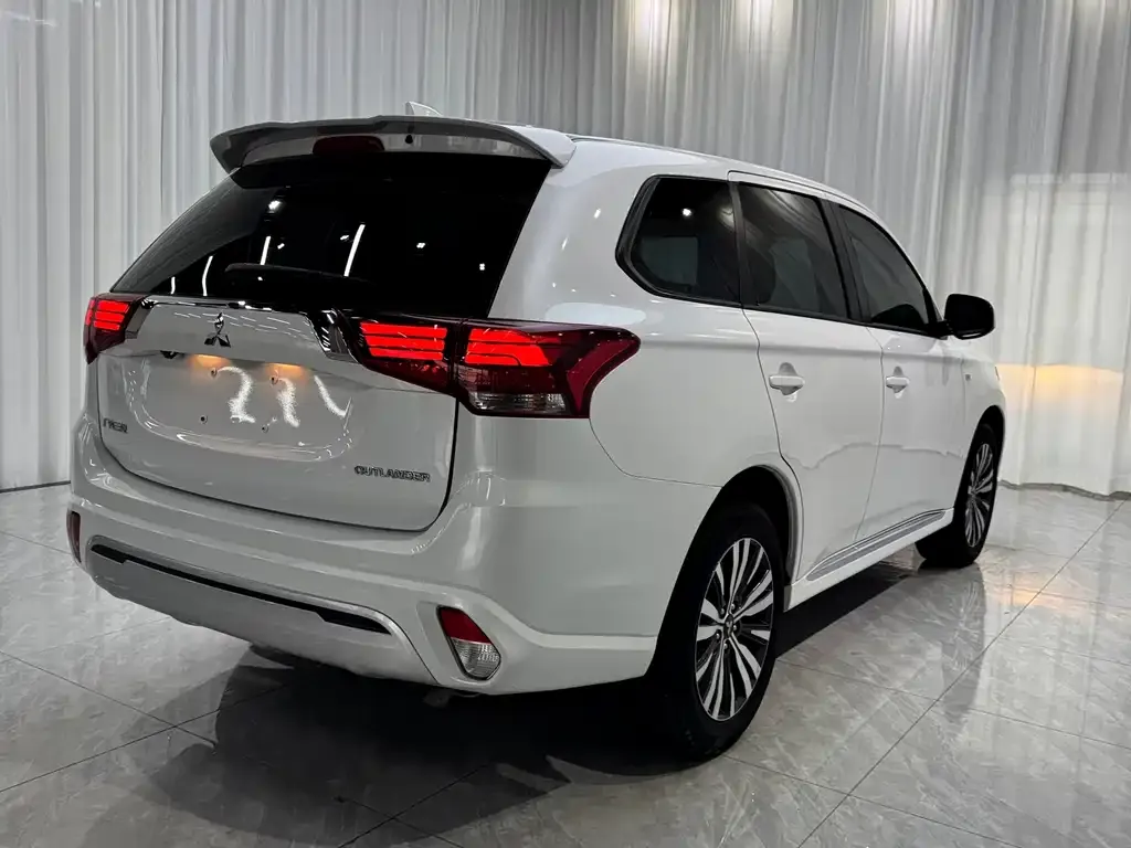 Mitsubishi Outlander — фото 7