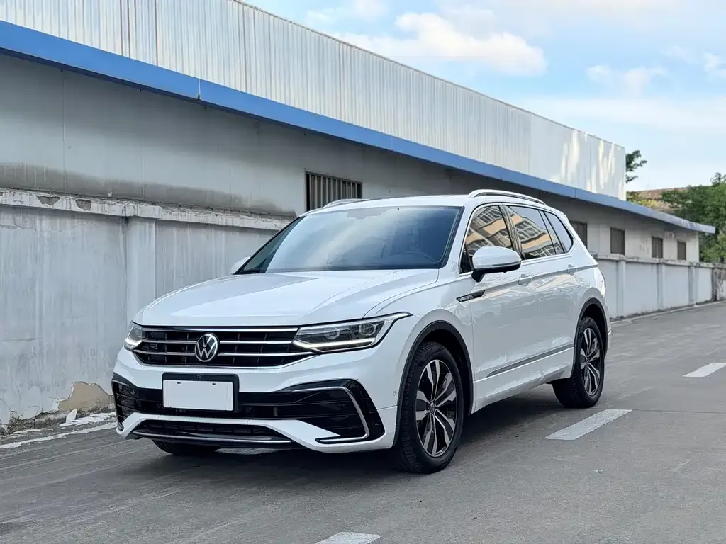 Volkswagen Tiguan L — фото 1