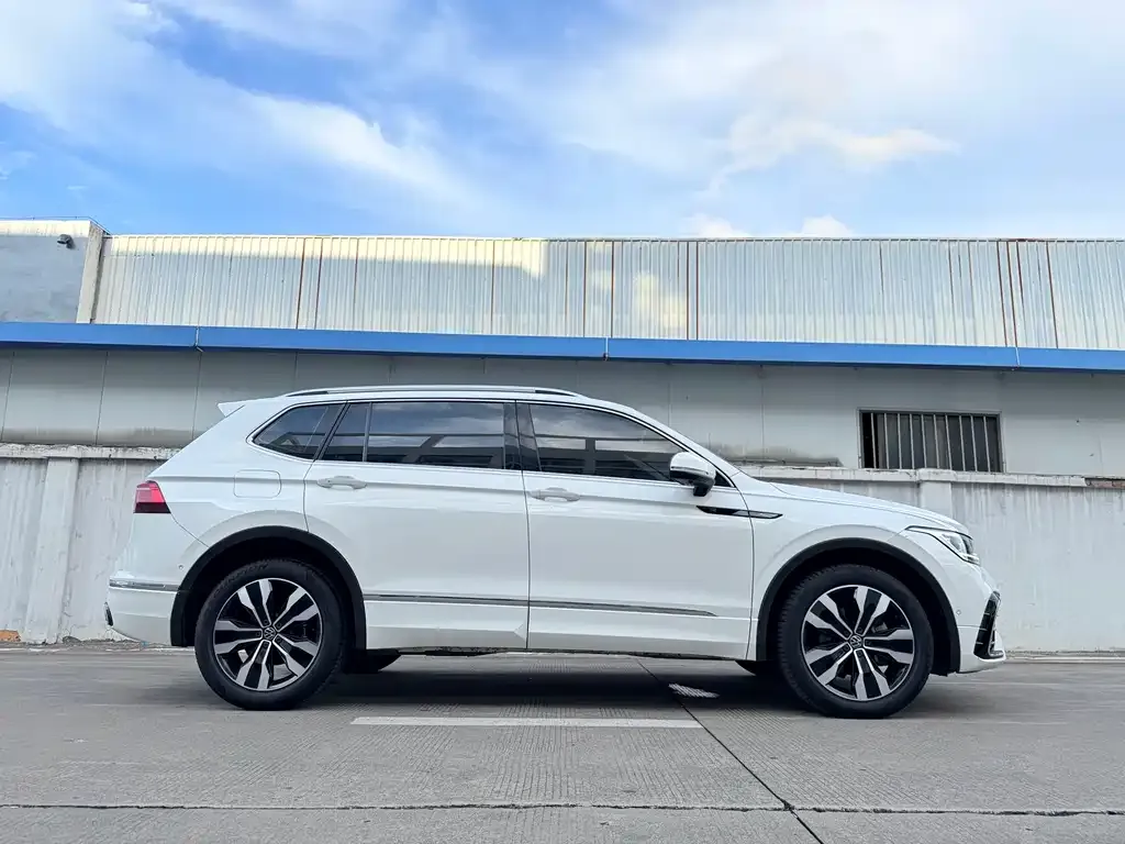 Volkswagen Tiguan L — фото 6