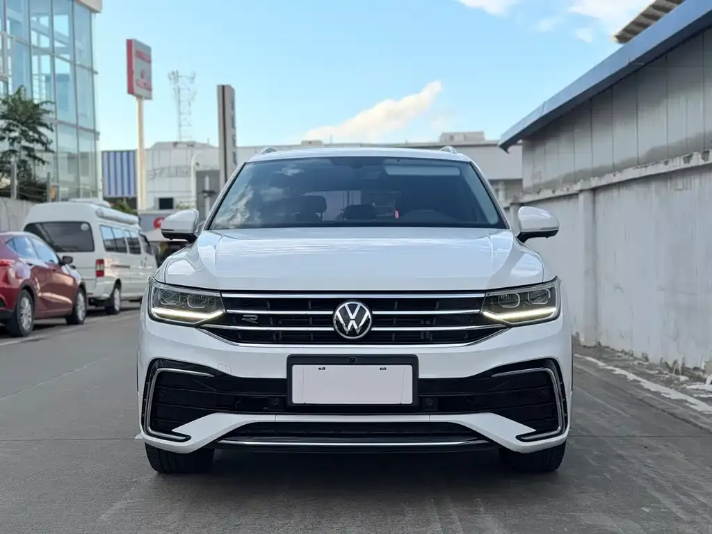 Volkswagen Tiguan L — фото 2