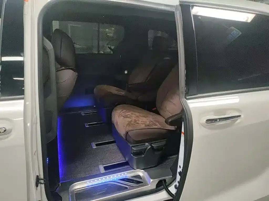 Toyota Granvia — фото 3