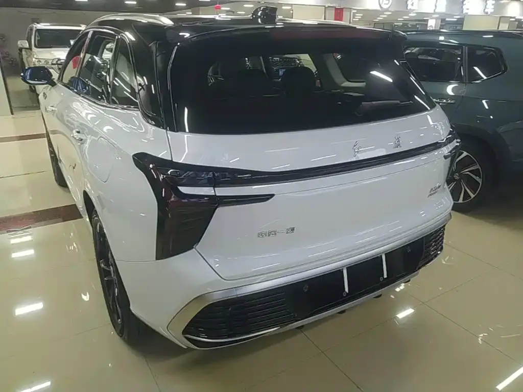 Hongqi HS3 PHEV — фото 8
