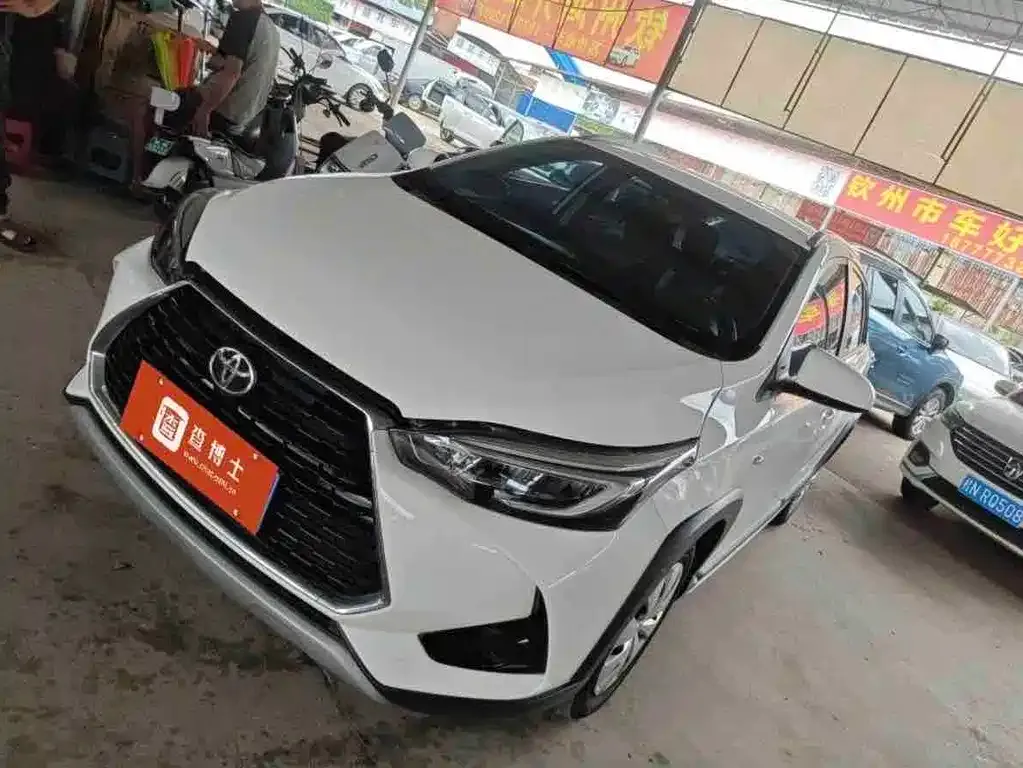 Toyota Yaris L — фото 1