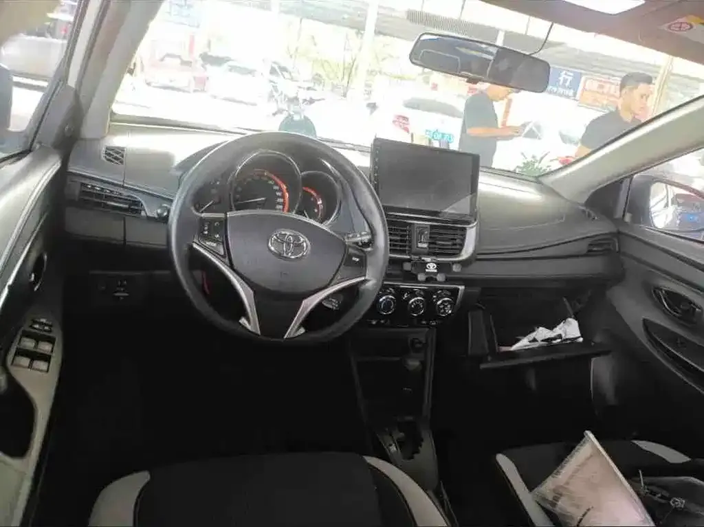 Toyota Yaris L — фото 3