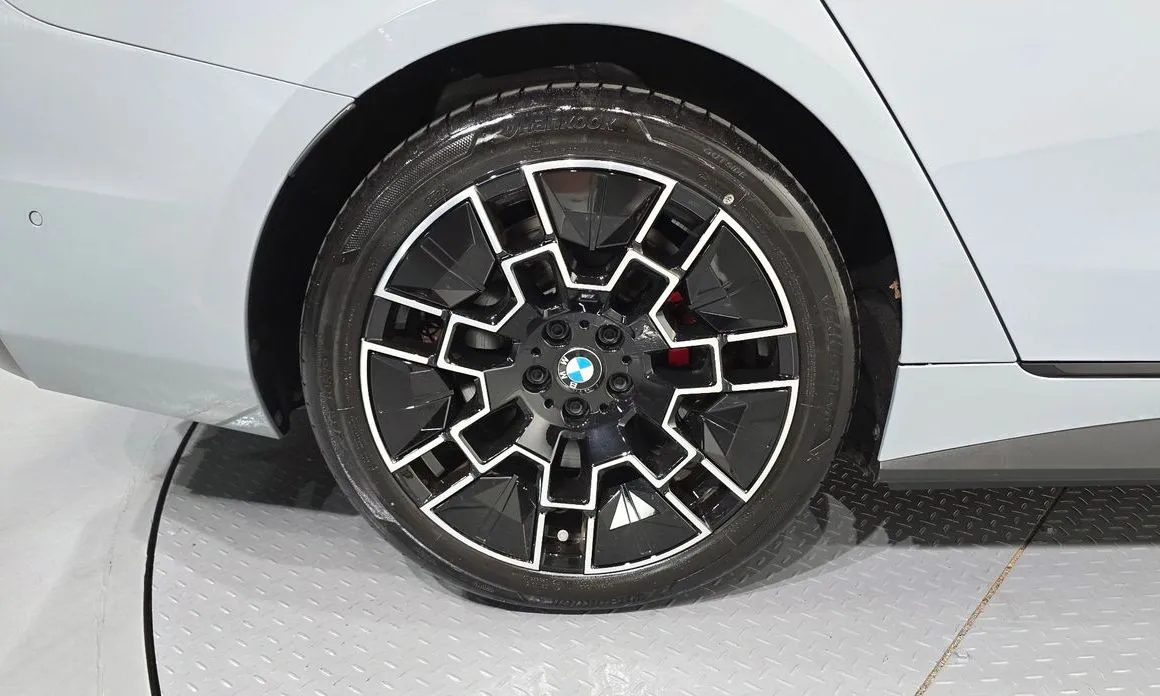 BMW i4 — фото 9