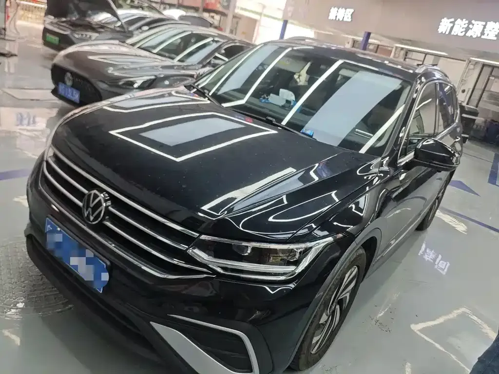 Volkswagen Tiguan L — фото 1