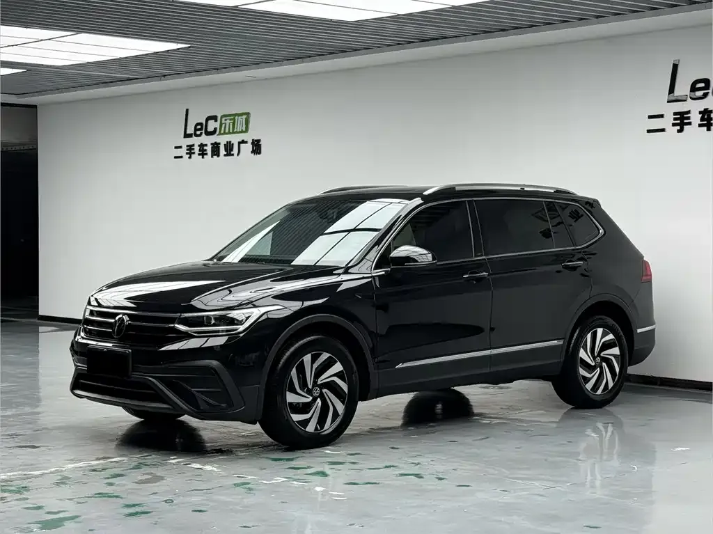 Volkswagen Tiguan L — фото 1