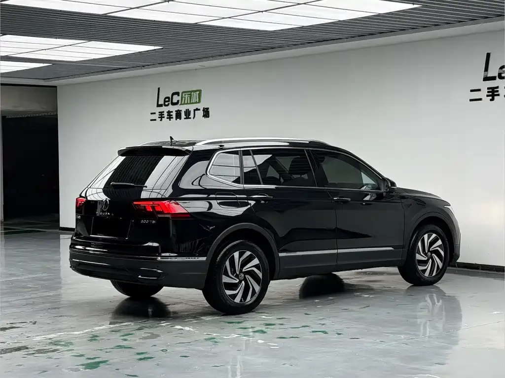 Volkswagen Tiguan L — фото 8
