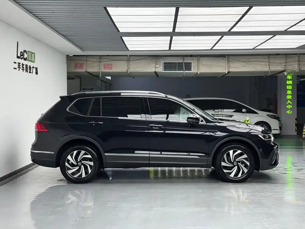 Volkswagen Tiguan L — фото 10