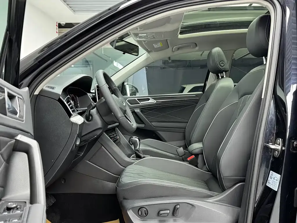 Volkswagen Tiguan L — фото 5