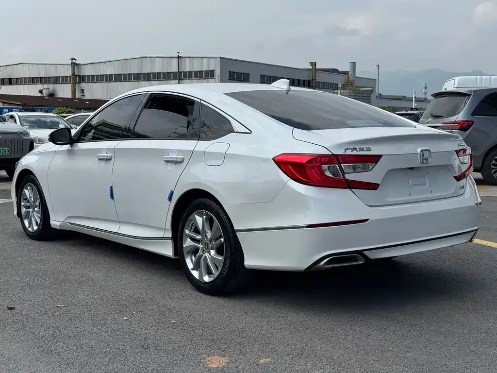 Honda Accord — фото 8