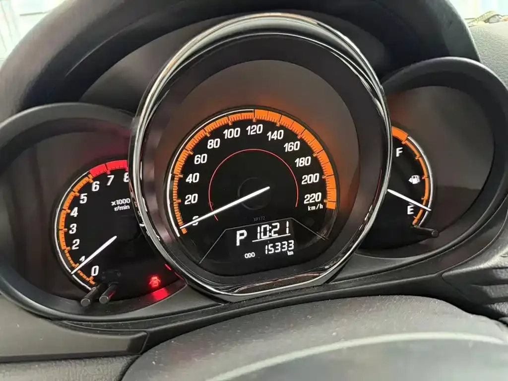 Toyota Yaris L — фото 2