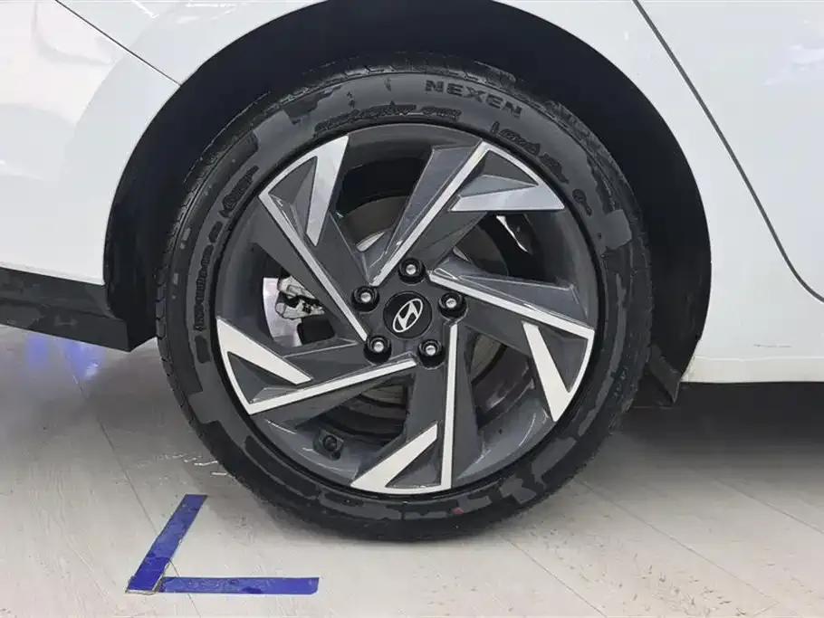 Hyundai Elantra — фото 10