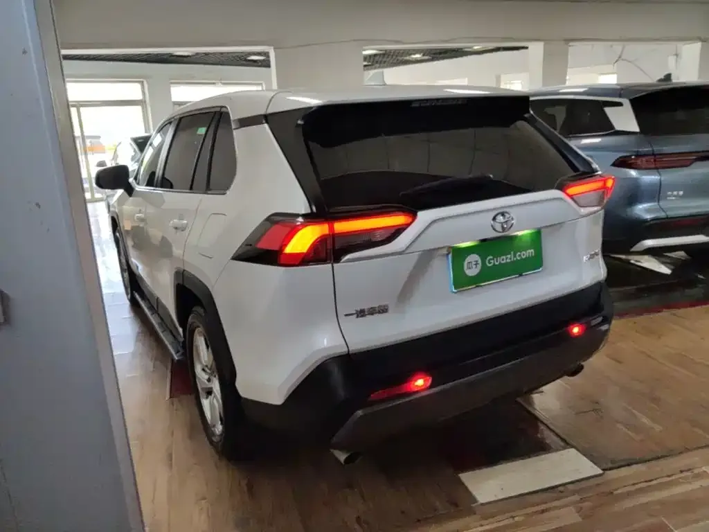 Toyota RAV4 — фото 2