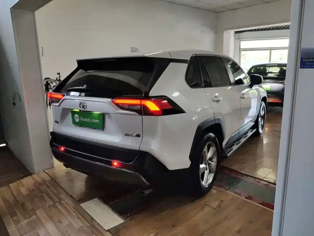 Toyota RAV4 — фото 8