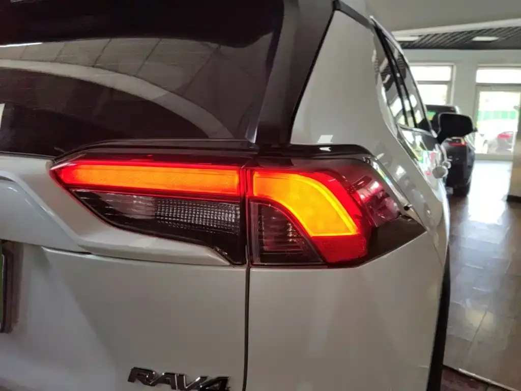 Toyota RAV4 — фото 9