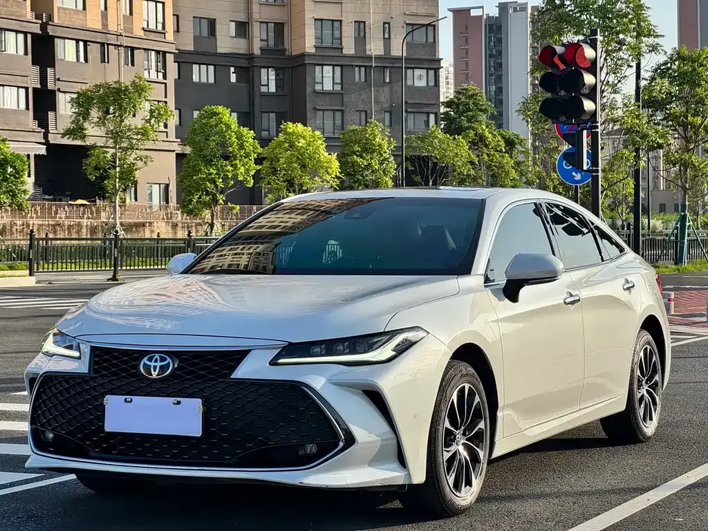 Toyota Avalon — фото 1