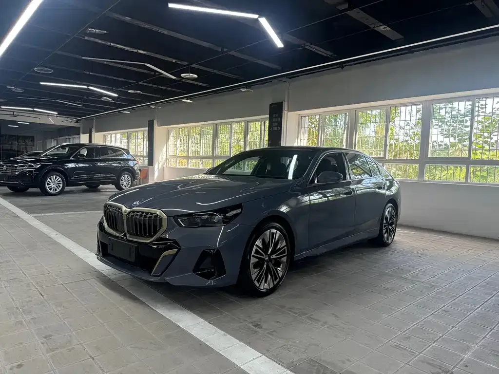 BMW 5 Series — фото 1