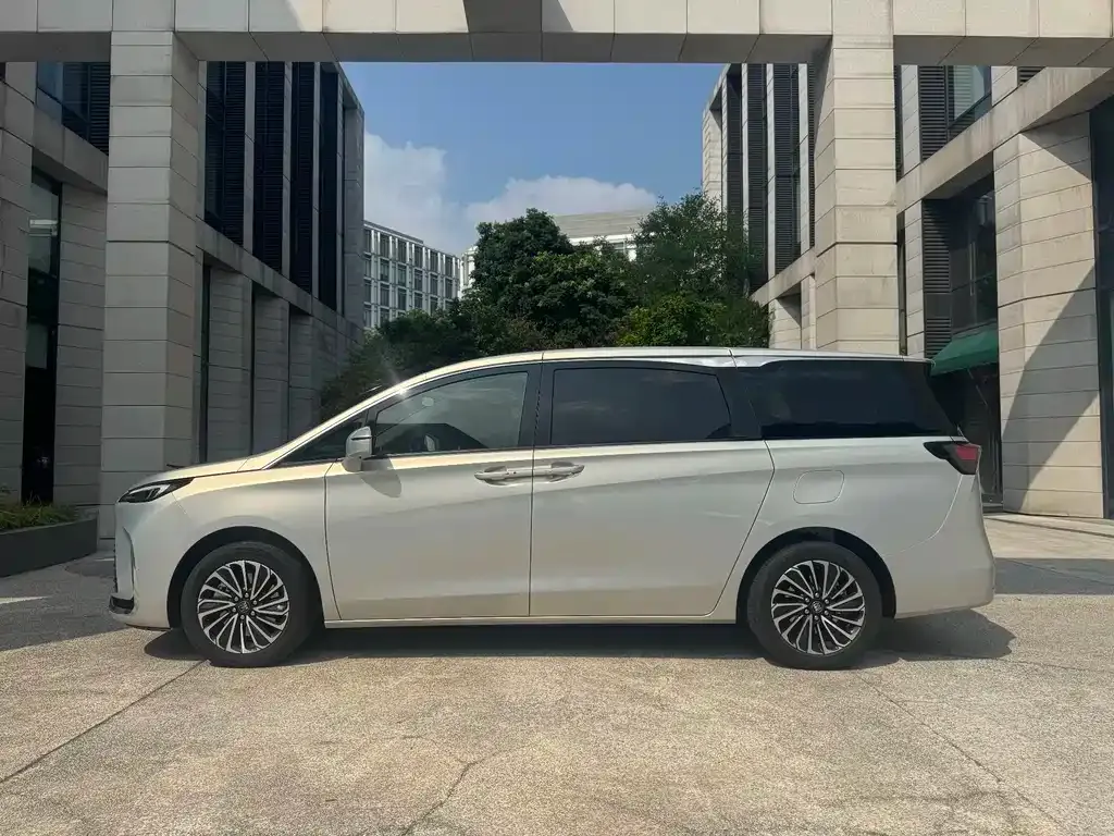 Buick GL8 Hybrid — фото 9