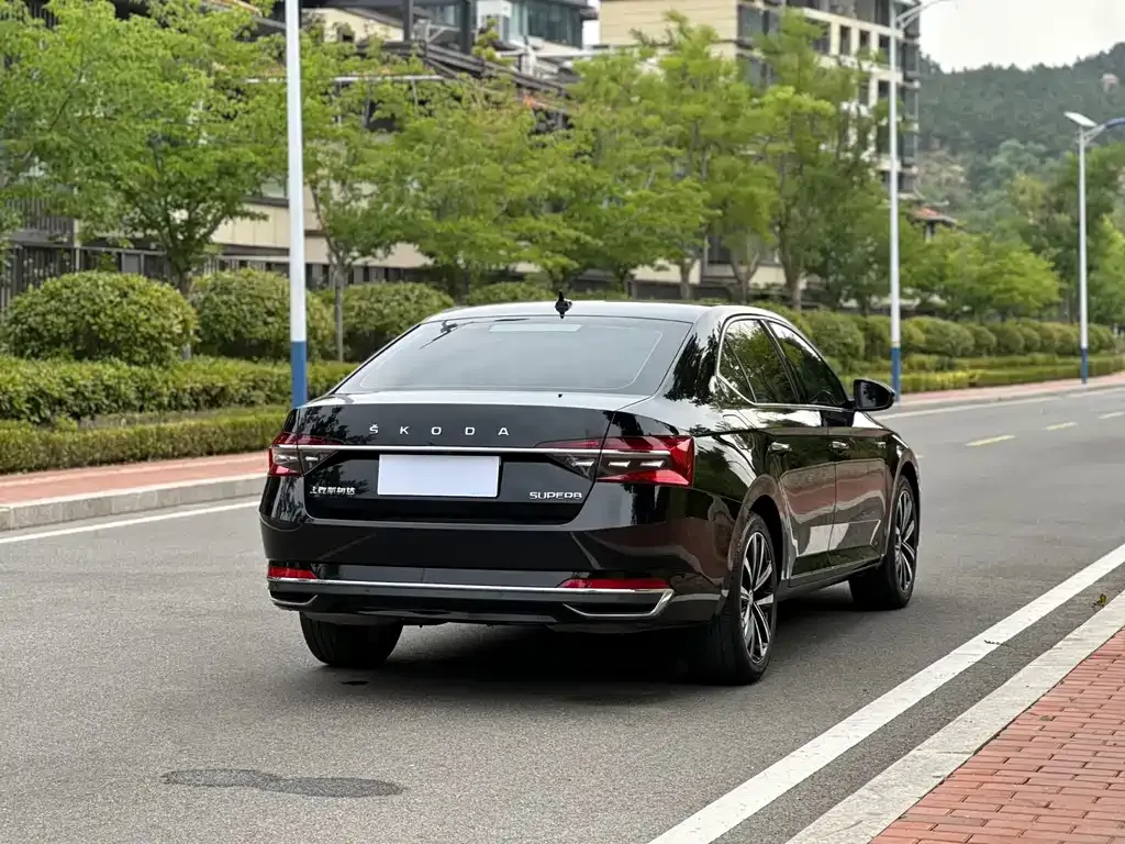 Skoda Superb — фото 2