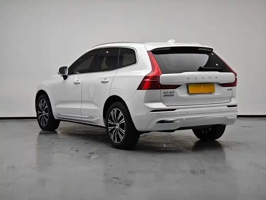 Volvo XC60 — фото 10