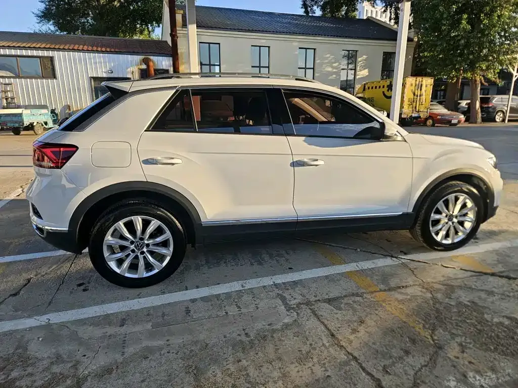 Volkswagen T-Roc — фото 10