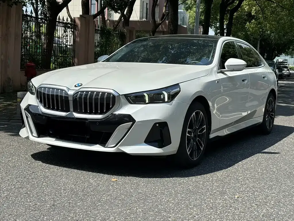 BMW 5 Series — фото 1