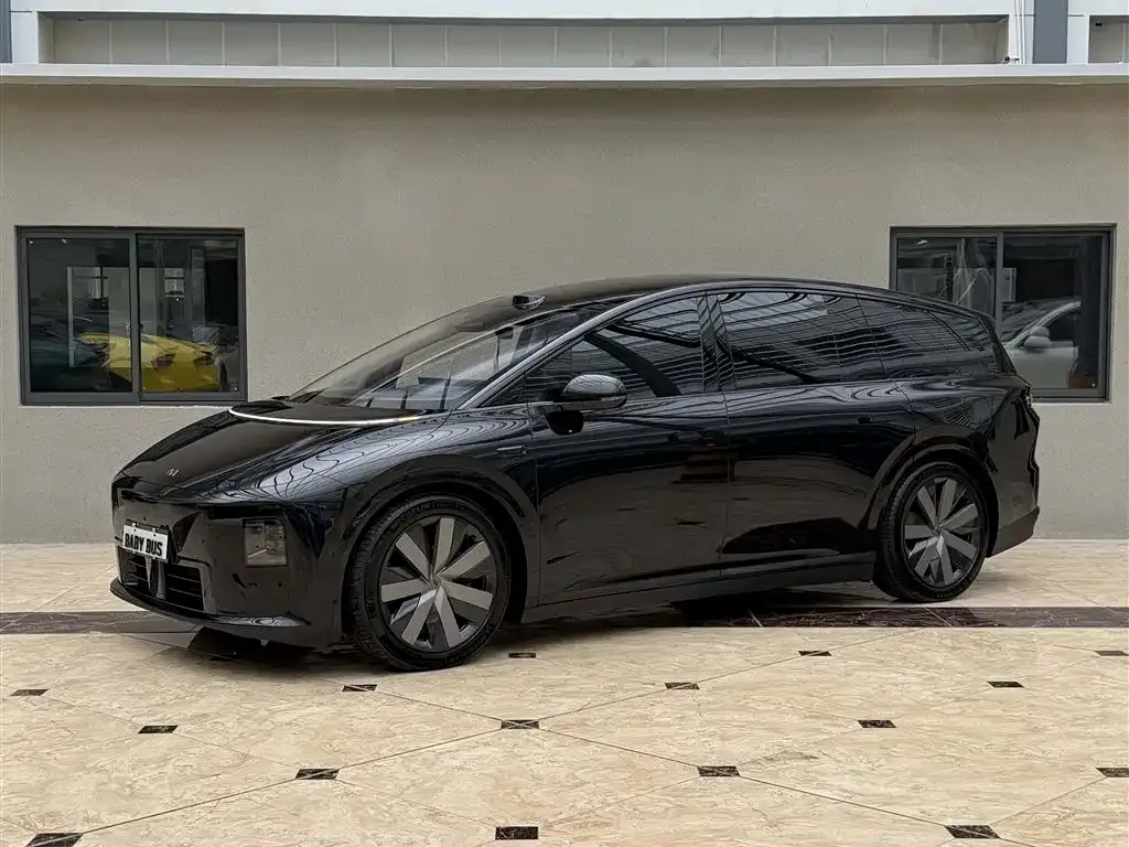 Li Auto i8 — фото 1