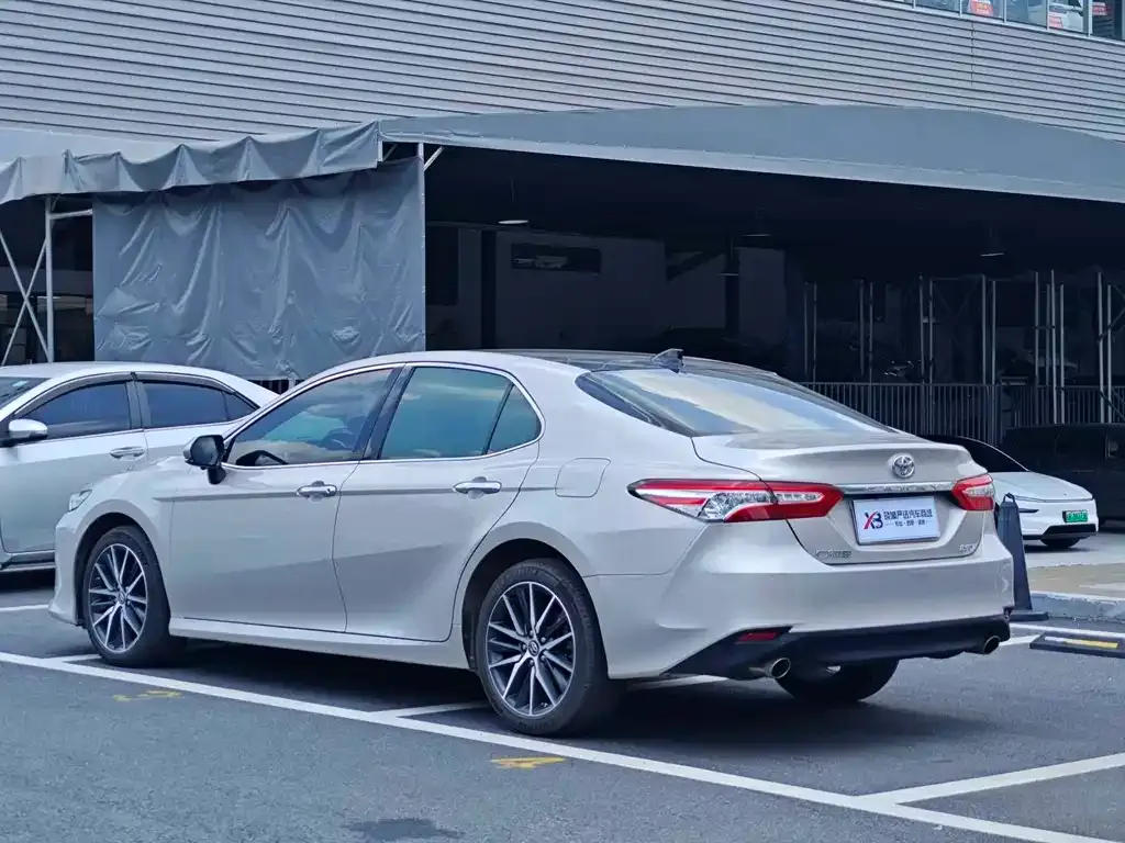 Toyota Camry — фото 10