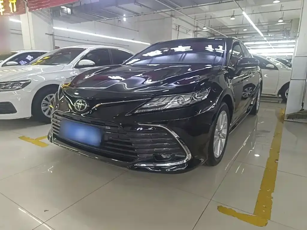 Toyota Camry — фото 1