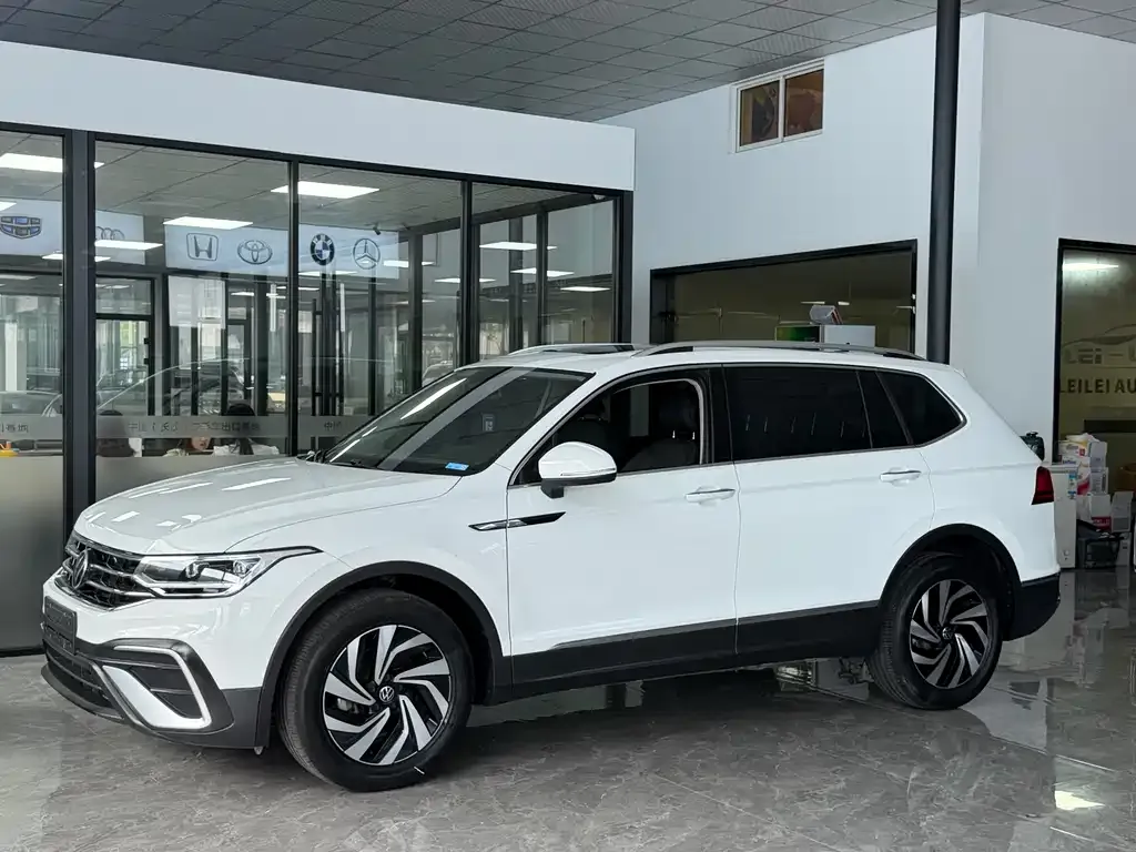 Volkswagen Tiguan L — фото 1