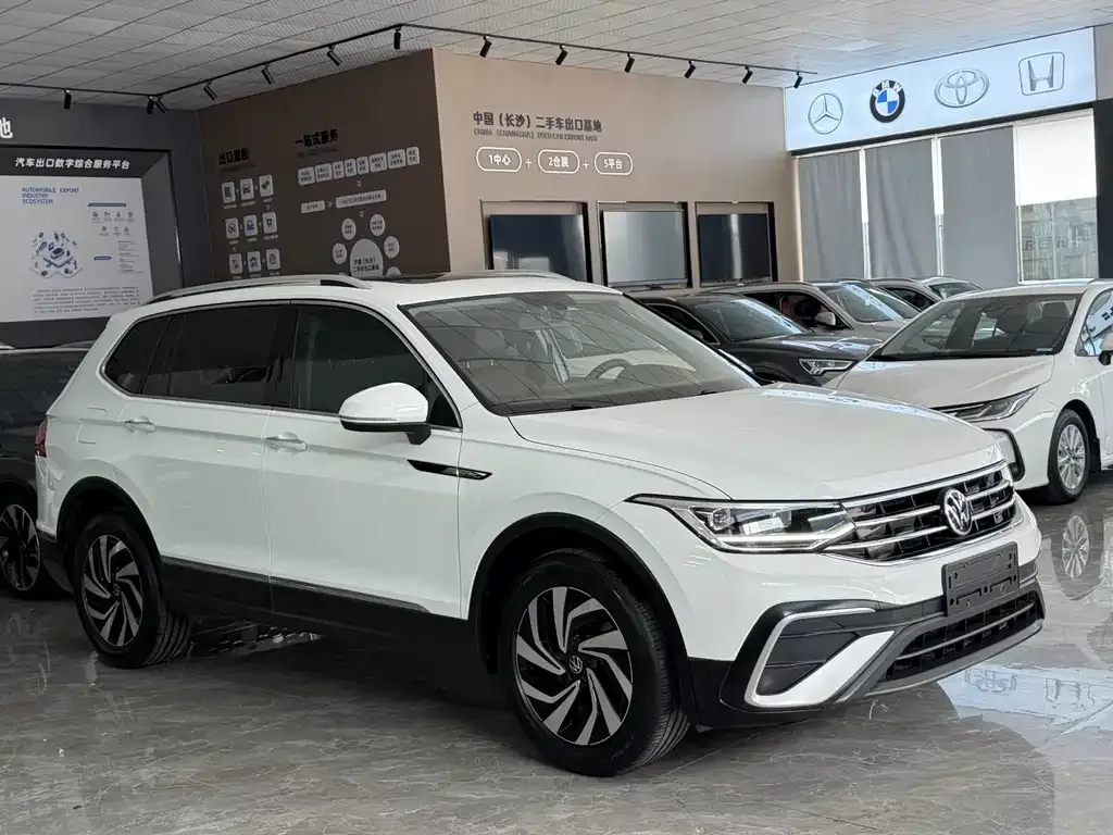 Volkswagen Tiguan L — фото 3