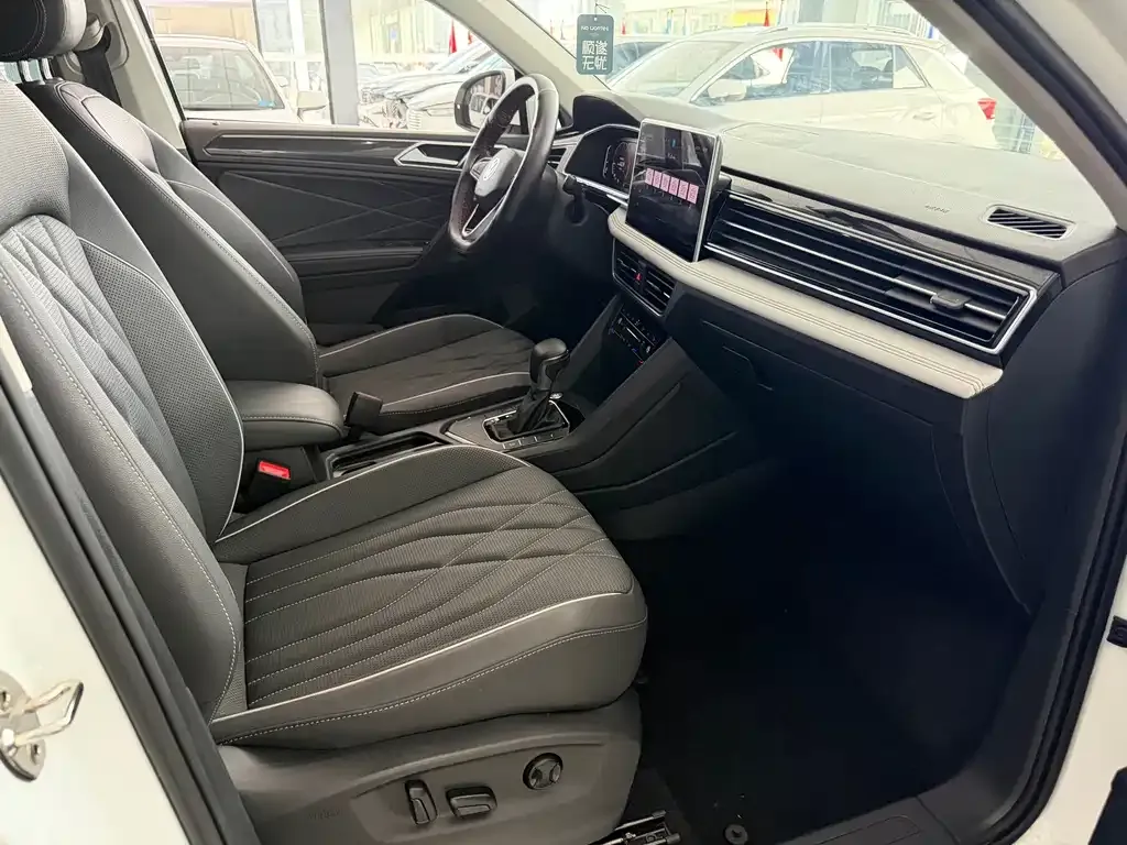 Volkswagen Tiguan L — фото 10
