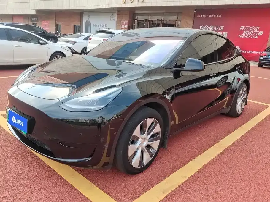 Tesla Model Y — фото 1