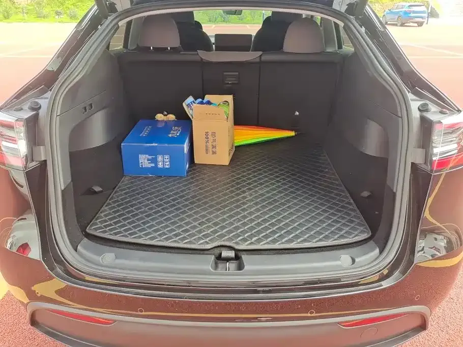 Tesla Model Y — фото 10