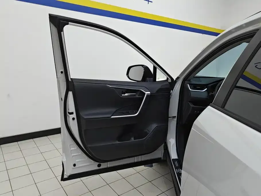 Toyota RAV4 — фото 2