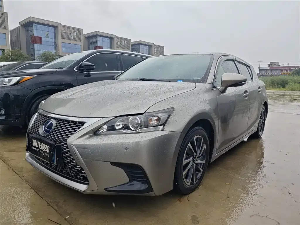 Lexus CT — фото 1