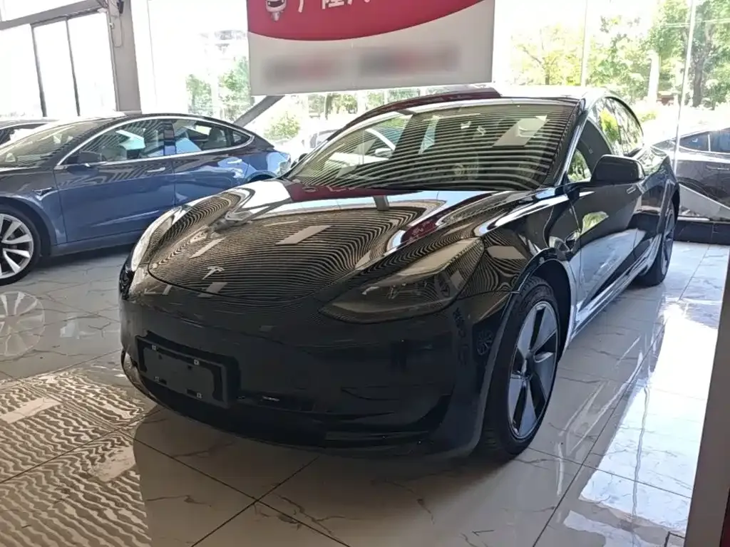 Tesla Model 3 — фото 1