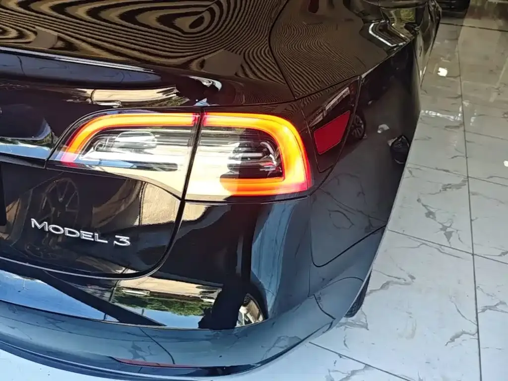 Tesla Model 3 — фото 2