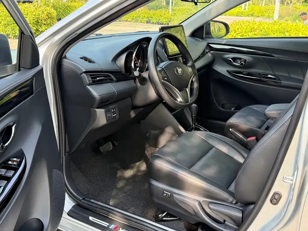 Toyota Yaris L — фото 7