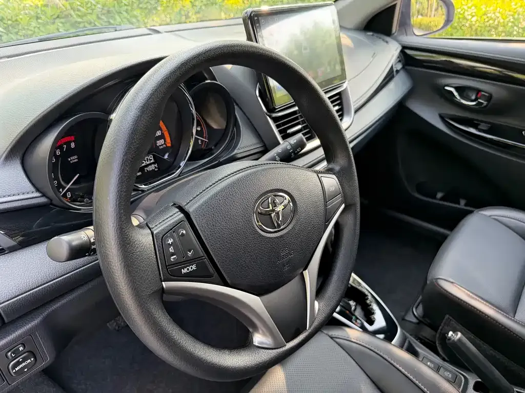 Toyota Yaris L — фото 2