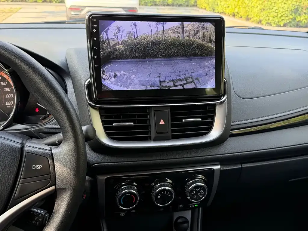 Toyota Yaris L — фото 3