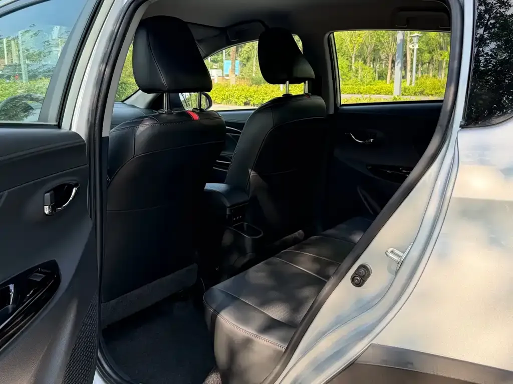 Toyota Yaris L — фото 4