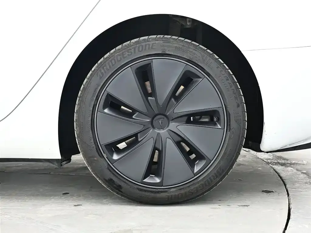 Tesla Model 3 — фото 10