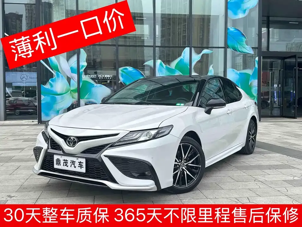Toyota Camry — фото 1