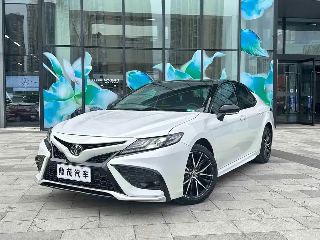 Toyota Camry — фото 2