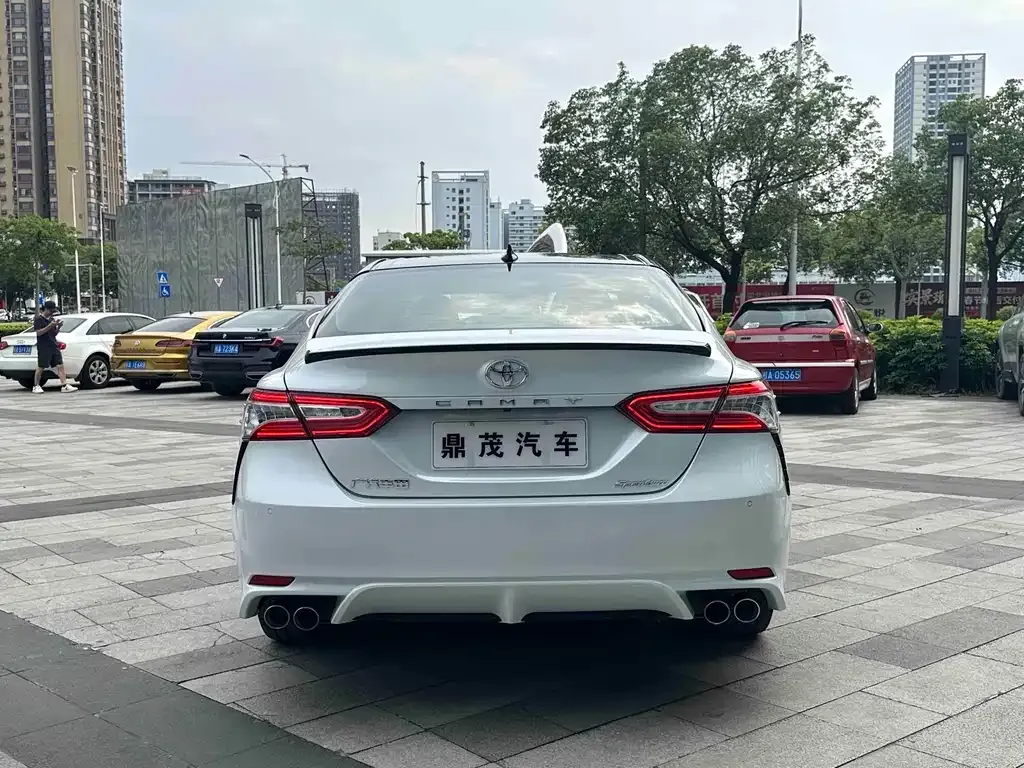 Toyota Camry — фото 10
