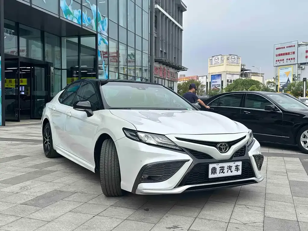 Toyota Camry — фото 4