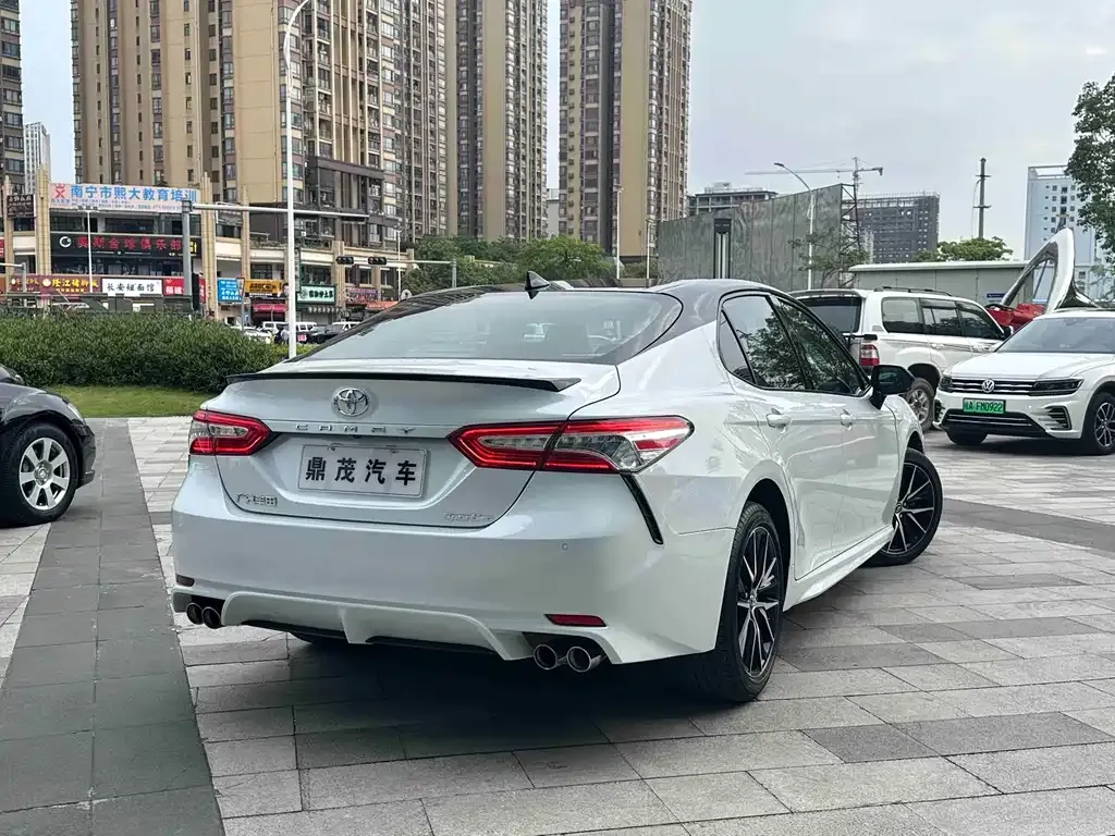 Toyota Camry — фото 8