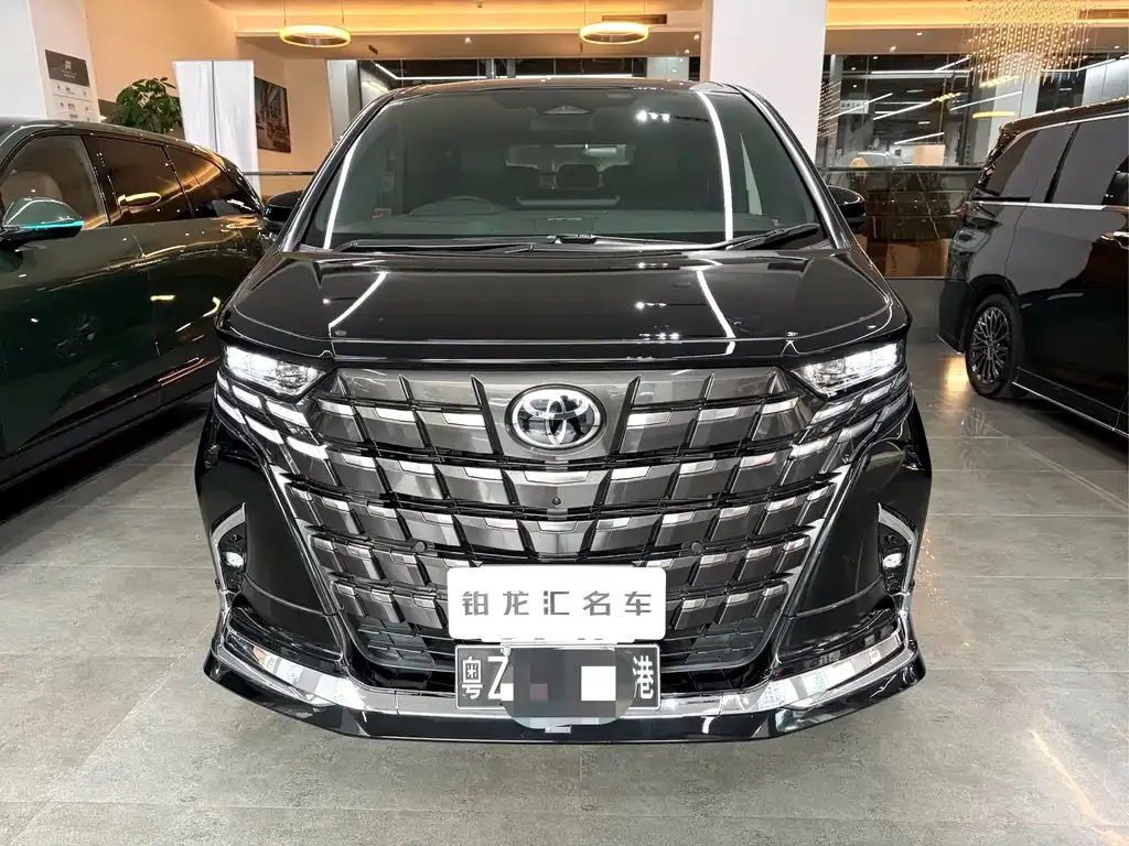 Toyota Alphard — фото 1